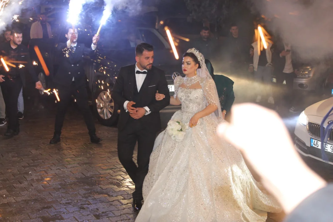 Beyza ile Ömer Ceyhan’da Görkemli Bir Düğünle Dünyaevine Girdi