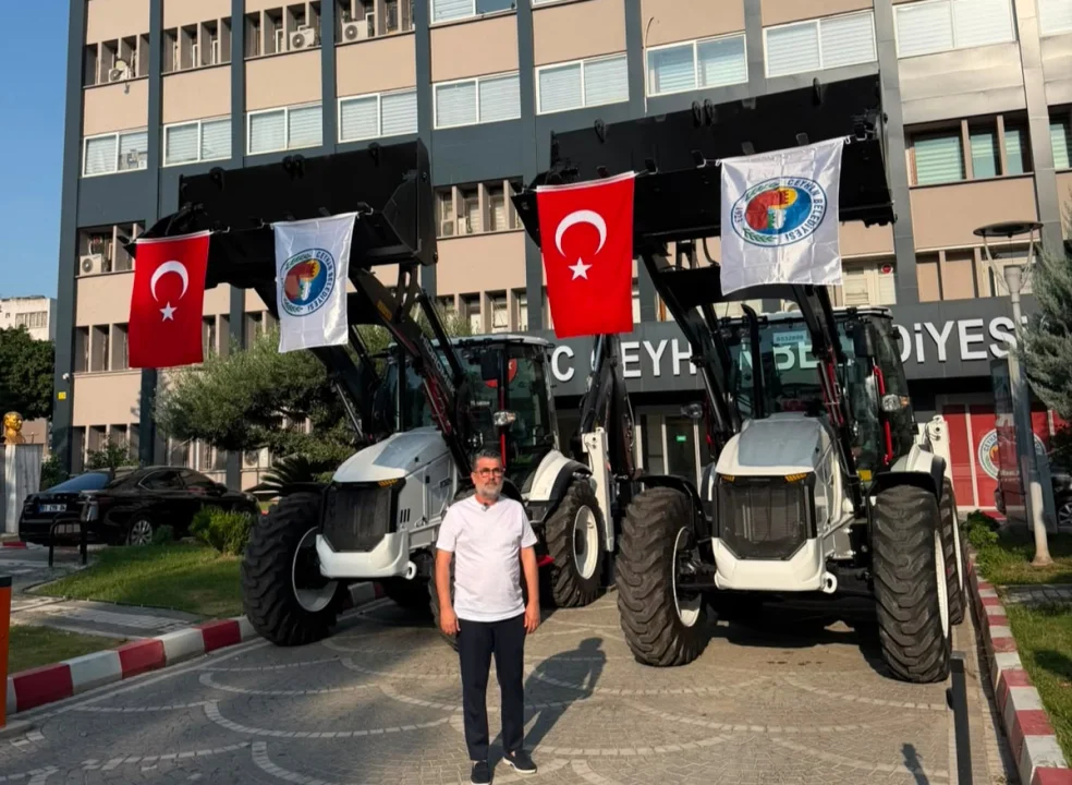 Ceyhan Belediyesi Araç Filosunu Büyütüyor: İki Yeni Kazıcı Yükleyici Hizmete Girdi